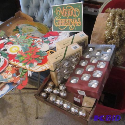 lot 266 image: Christmas Decorations