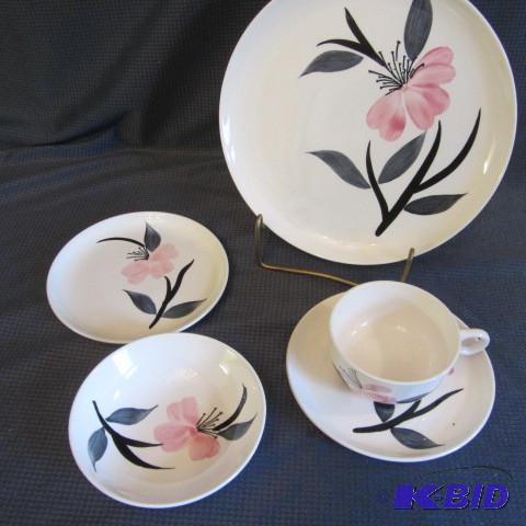 lot 30 image: Dinnerware