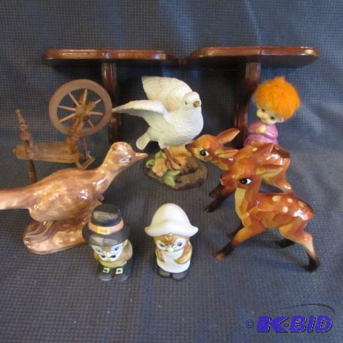 lot 316 image: Knick Knack Shelf