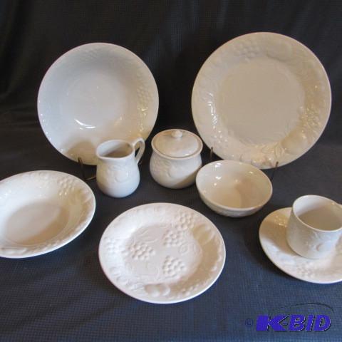 lot 32 image: Gibson China