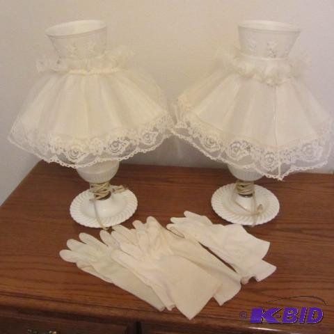 lot 393 image: Dresser Lamps