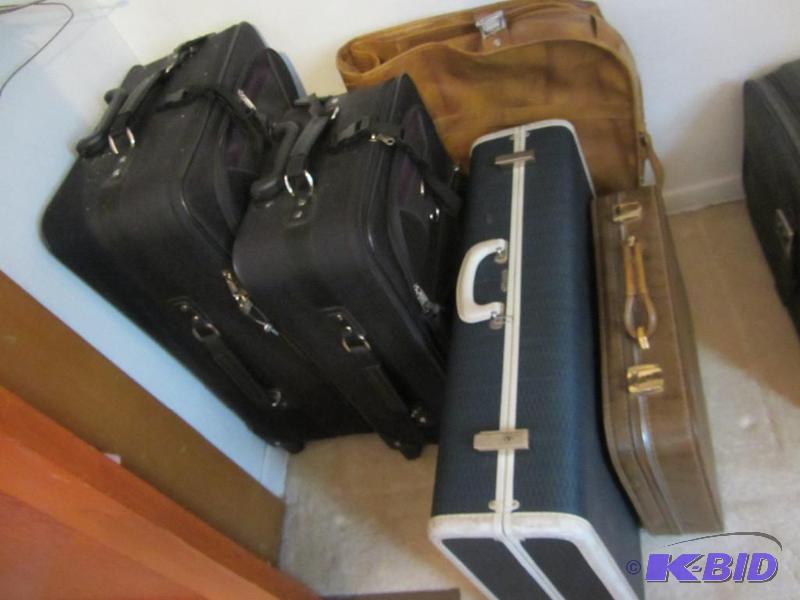 lot 422 image: Luggage