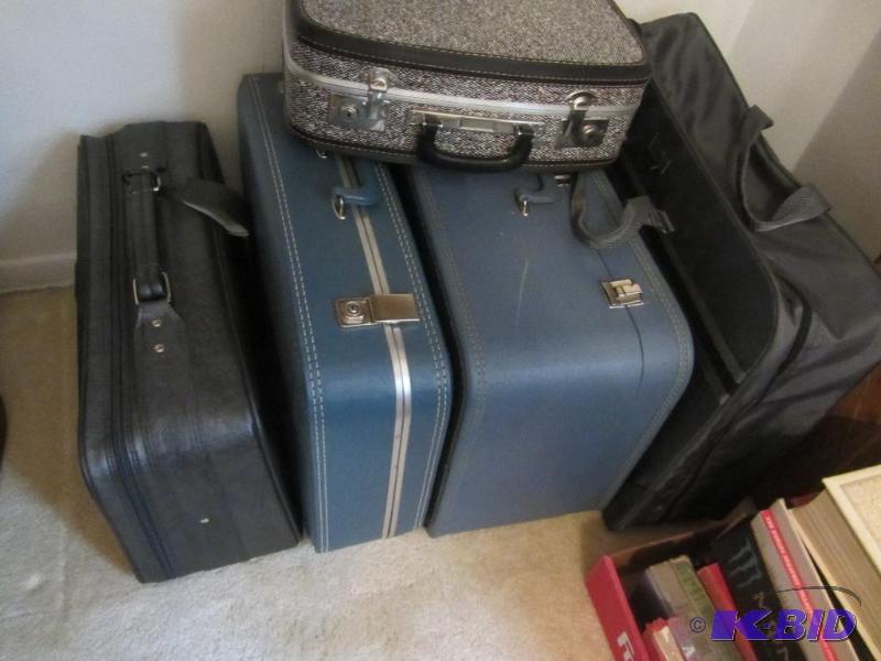 lot 423 image: Luggage