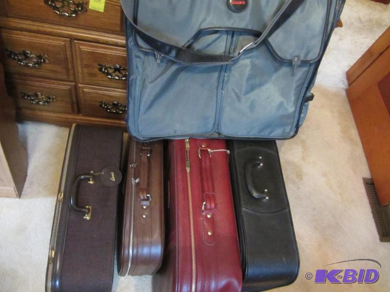 lot 424 image: Luggage