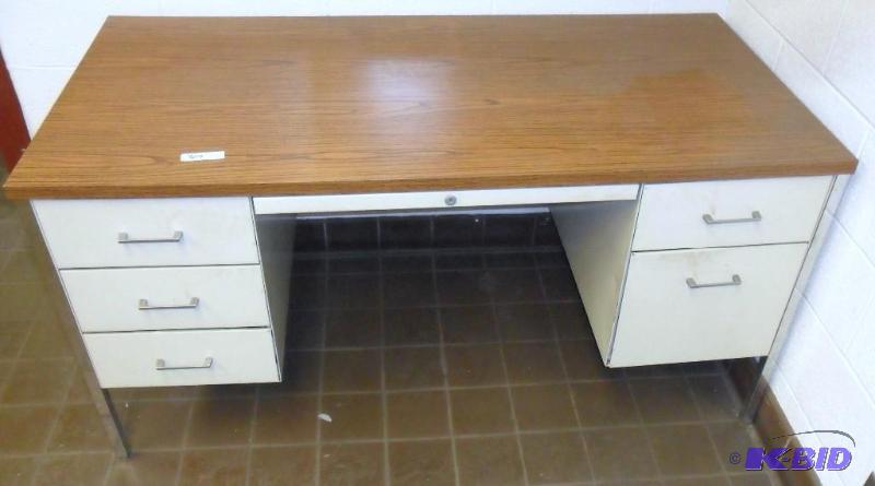 Steel office desk. This desk is mad...