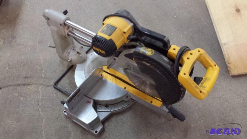 lot 16 image: DeWalt&nbsp12" sliding compou...