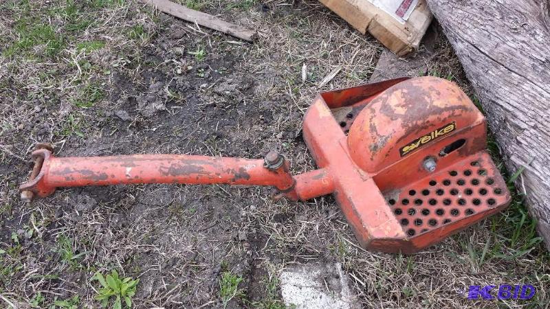 lot 25 image: Lawn Mower Sulky.    Fits walk...