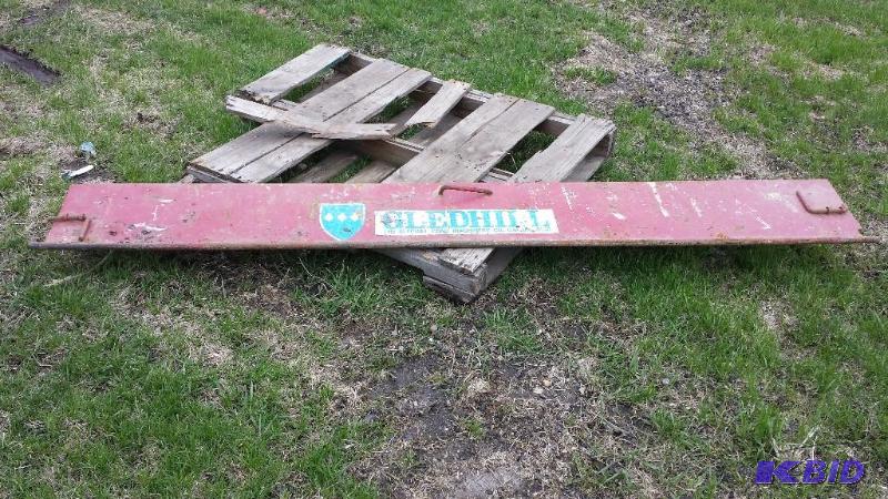 lot 32 image: Steel cover for tailgate sander. go...