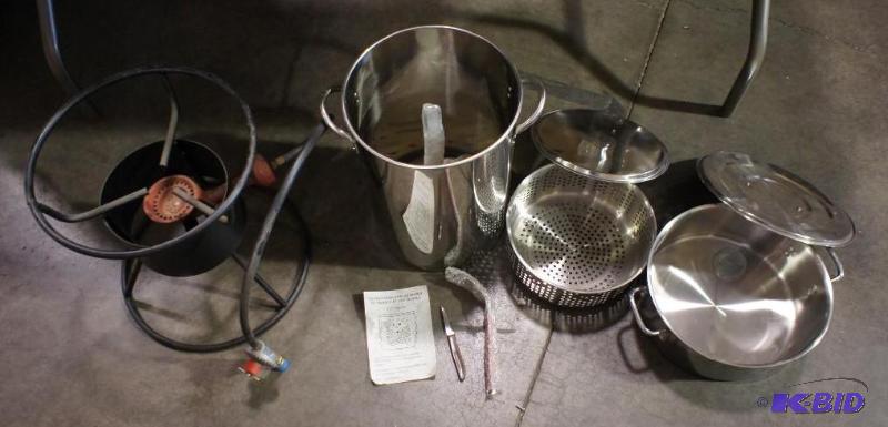 lot 33 image: Very nice lot Turkey Fryer  Cooker...