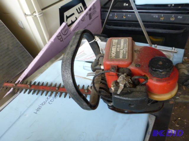 lot 15 image: Homelite HT-17 Hedge Trimmer Has co...
