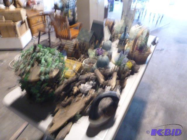 lot 202 image: Large Lot of Miscellaneous Decor...