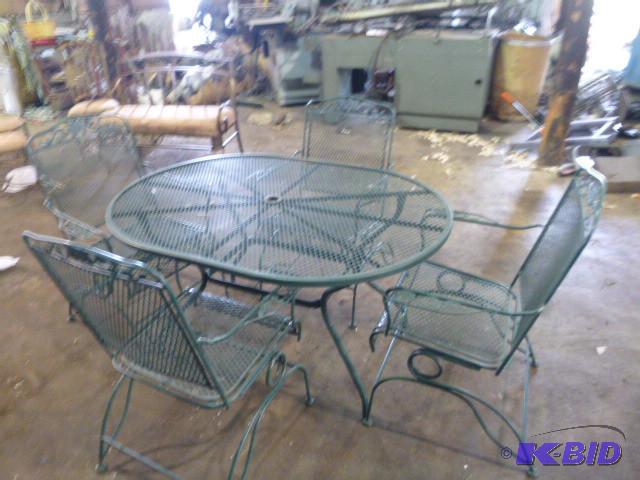lot 219 image: Oval Metal Patio Table with 4 Chair...