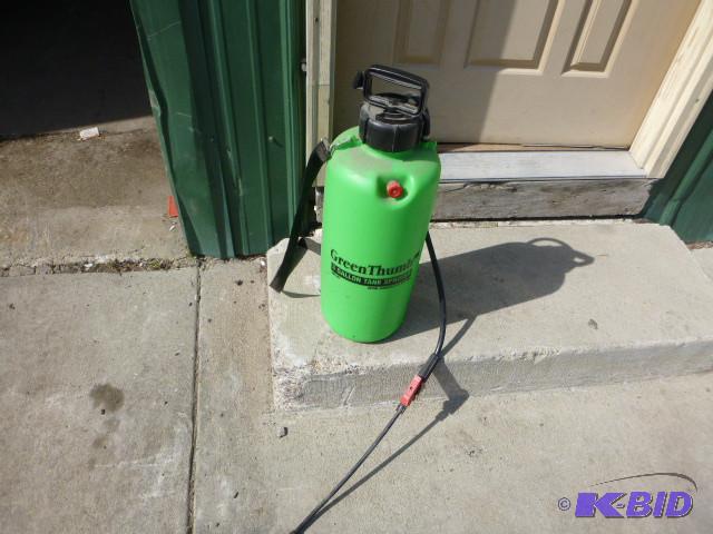 lot 25 image: Green Thumb 3 Gallong Sprayer...