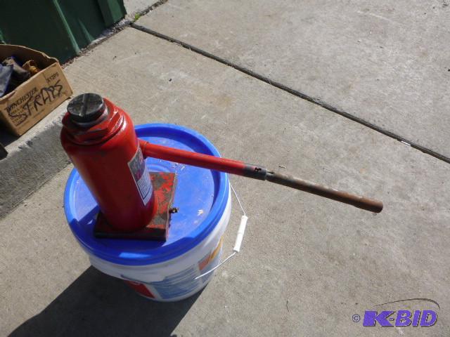 lot 33 image: 12 Ton Bottle Jack...
