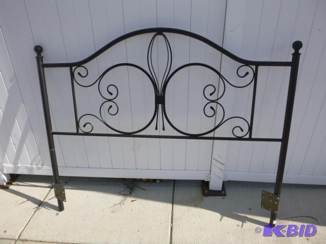 lot 43 image: Bed Frame Looks to be full size....