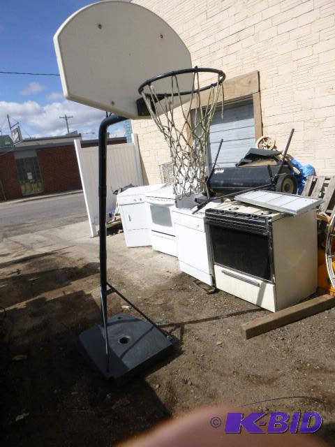 lot 52 image: Youth Basketball Hoop and Stand...