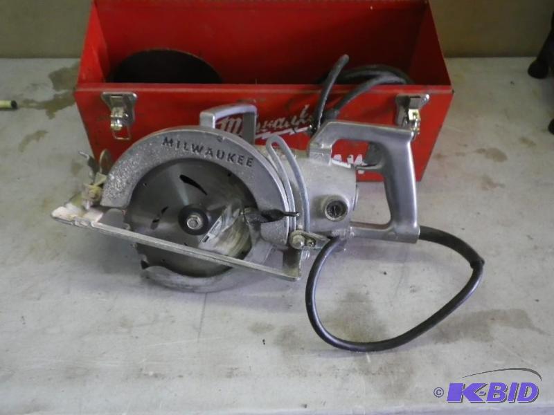 lot 18 image: Milwaukee worm drive circular saw, ...