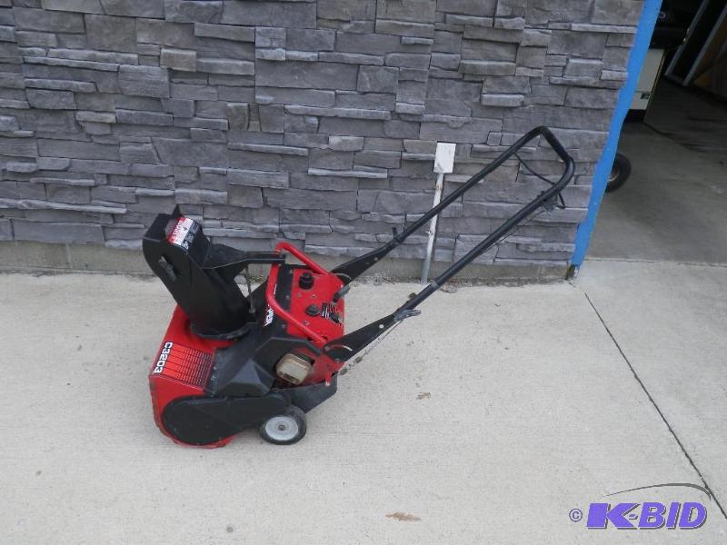 lot 21 image: Snapper snowblower, ready for next ...