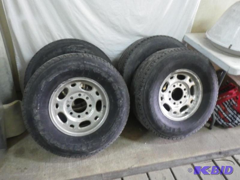 lot 22 image: 04 chevy 34 ton aluminum wheels an...