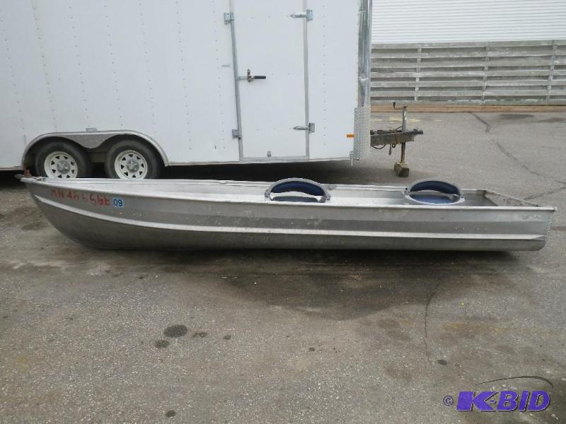 lot 6 image: 1960 Sea King Aluminum boat, looks ...
