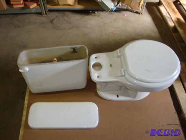 lot 118 image: Throne or Toilet...