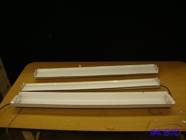 lot 119 image: 48in Fluorescent Light Fixtures...