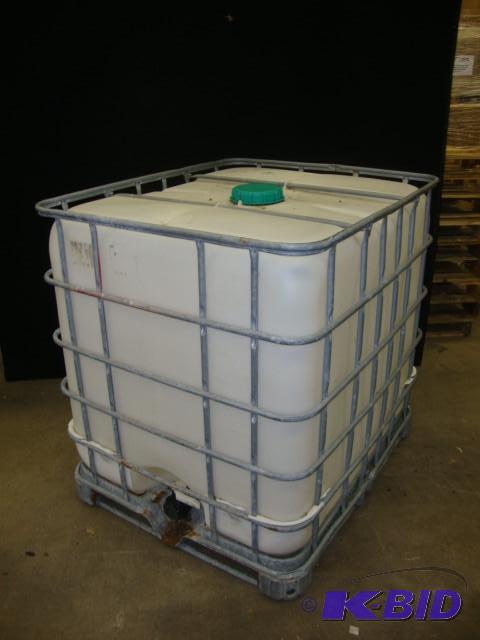 lot 22 image: Large White Tank...
