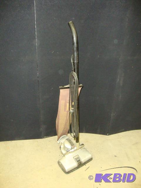 lot 39 image: Vintage or Antique Hoover 825 Vacuu...