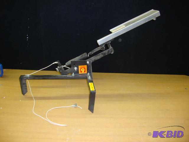 lot 87 image: Clay Pigeon Thrower...