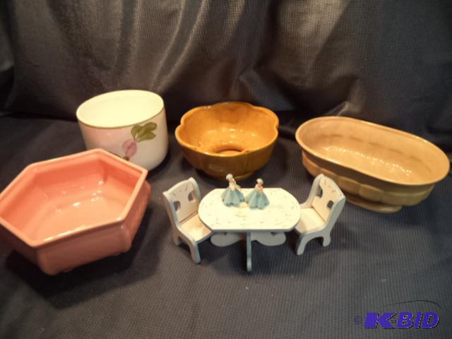 lot 26 image: Vases