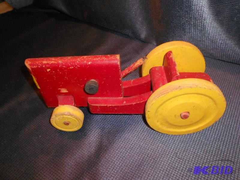 lot 3 image: Wood Tractor