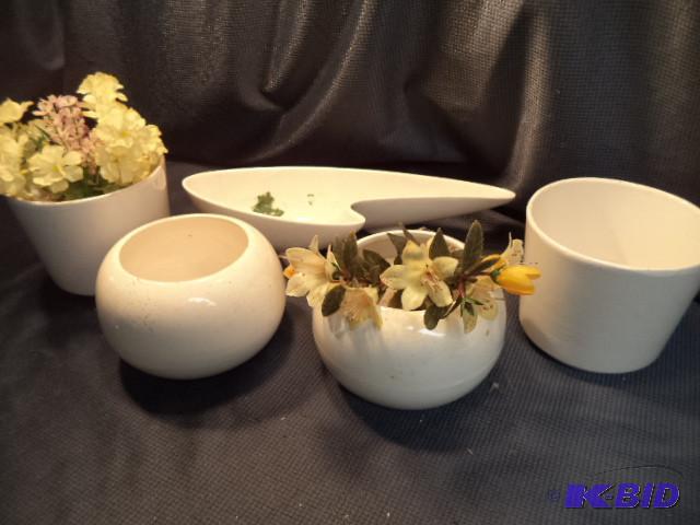 lot 30 image: 1960s vases
