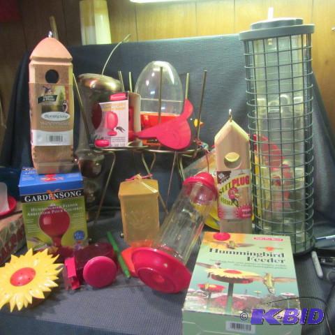 lot 366 image: Bird Feeders