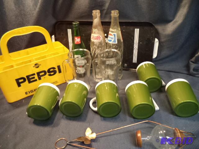 lot 54 image: Pepsi Cola, 7up bottles