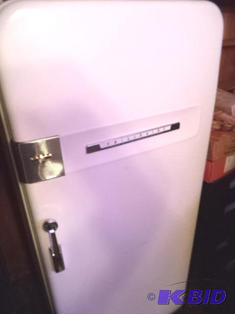 lot 57 image: 1940s Frigidaire