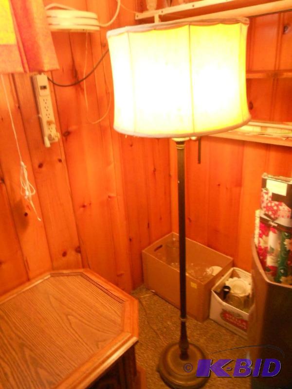 lot 75 image: Vintage three way lamp