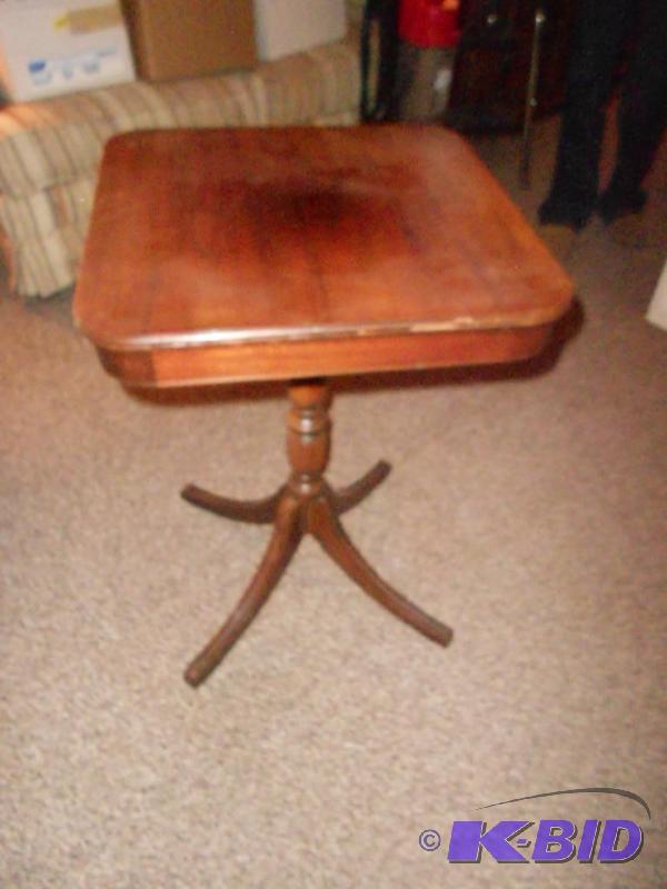 lot 89 image: Mid Century Pedestal Table