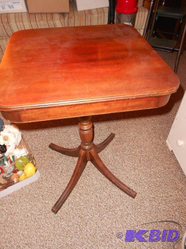 lot 90 image: Mid Century Pedestal Table