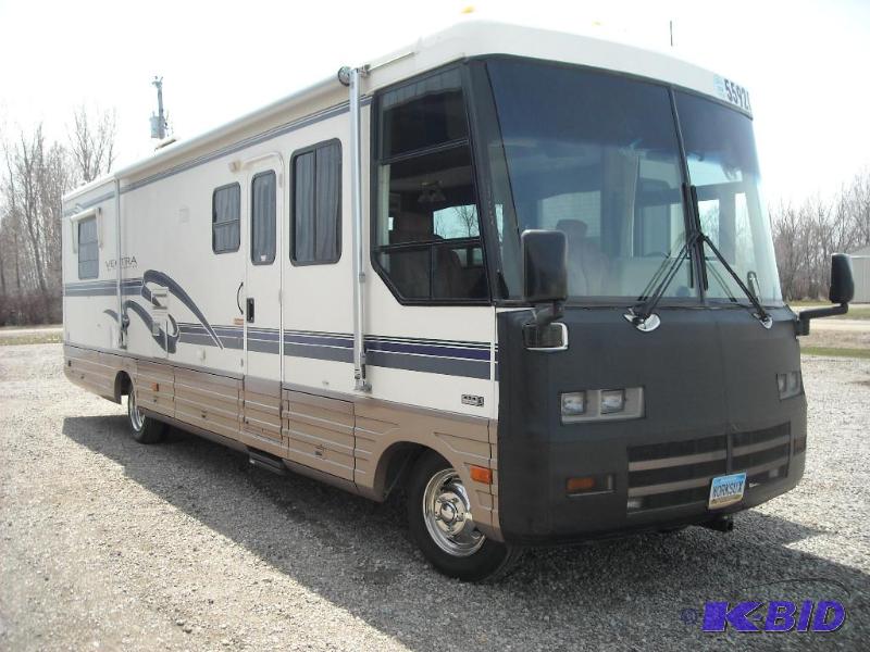 lot 10 image: 1996 Winnebago