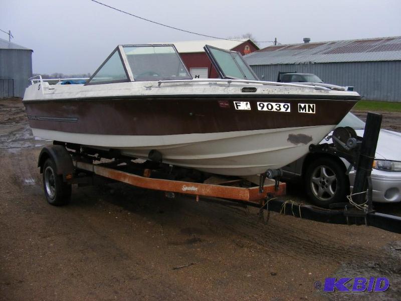 lot 14 image: 1976 Silverline Boat
