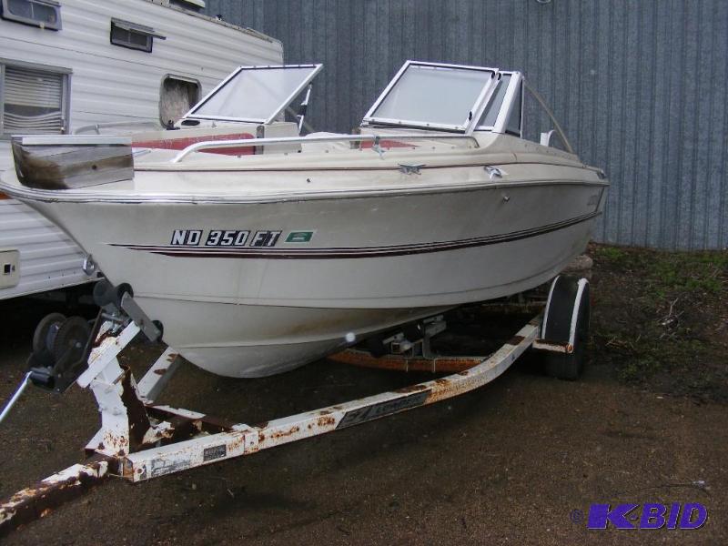 lot 15 image: 1981 Larson Boat
