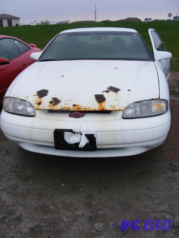 lot 18 image: 1999 Chevy Monte Carlo