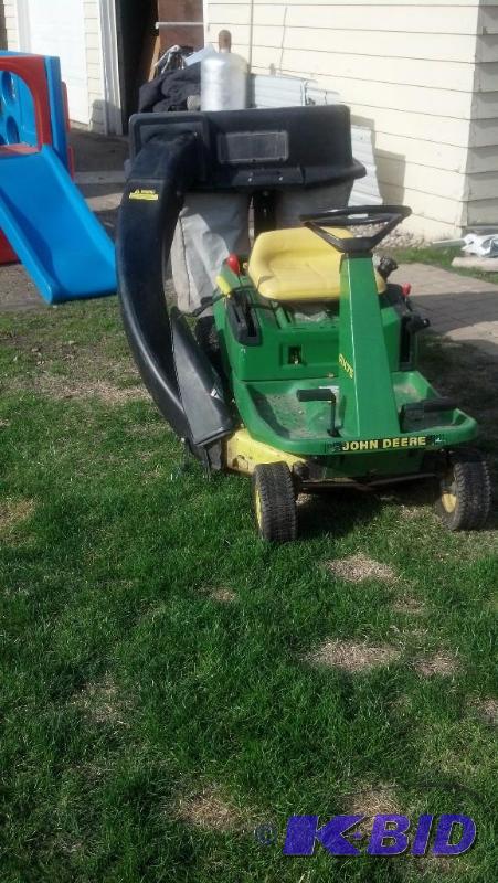 lot 23 image: John Deere Riding Lawn Mower