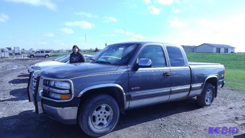 lot 27 image: 2001 Chevy 12 Ton Pickup Truck