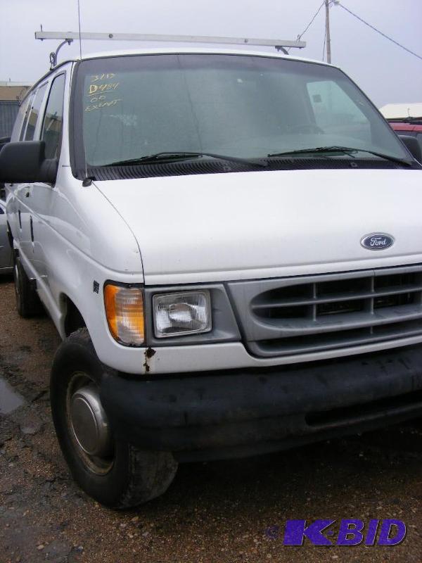 lot 9 image: 2000 Ford E250 Van