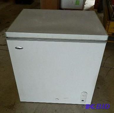 lot 121 image: Maytag Chest freezer. 5 cu. ft. Wor...