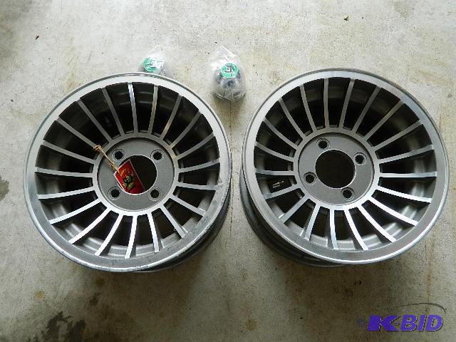 lot 21 image: Pair ET Aluminum rims with center c...