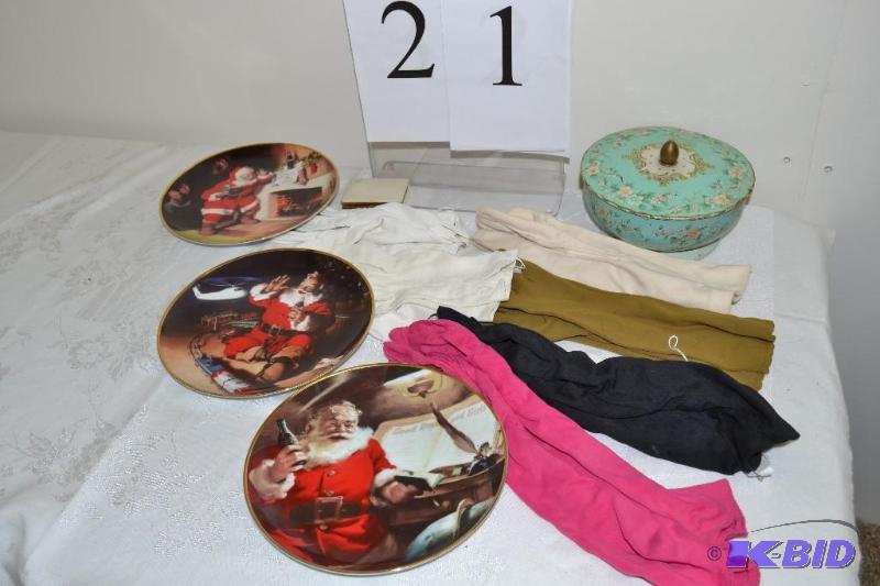lot 21 image: Franklin Mint plates, vintage gloves