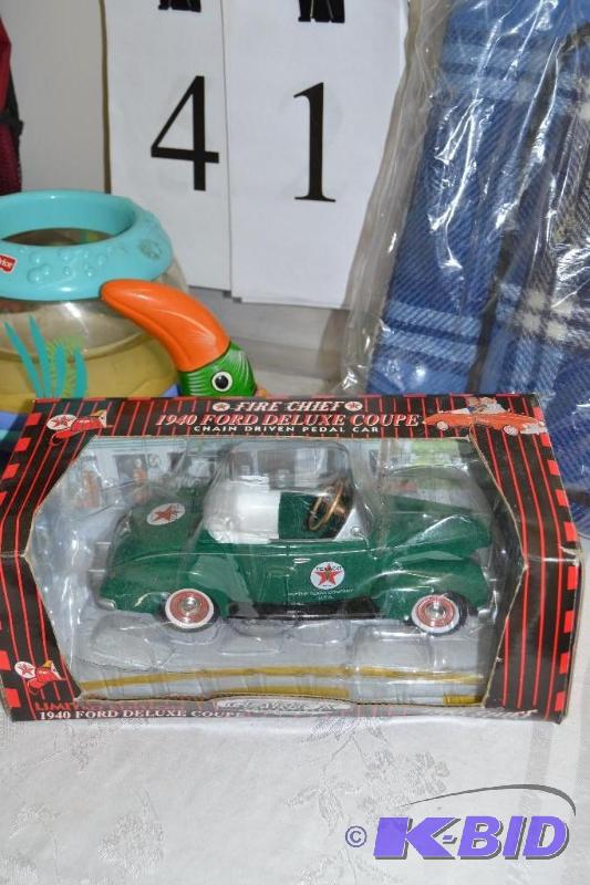lot 41 image: Collectable pedal car replica