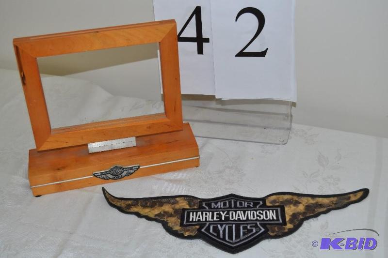 lot 42 image: Harley Davidson items